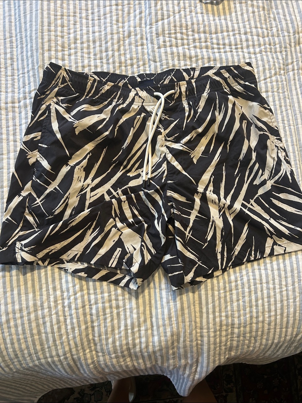 GAP Men’s Black and White Abstract Print Athletic Swim Shorts